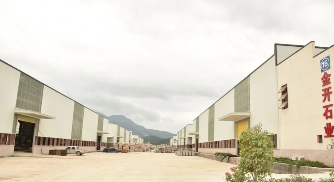 永定區委書記帶隊調研龍湖保護與開發和永定紅石材循環經濟產業園建設情況