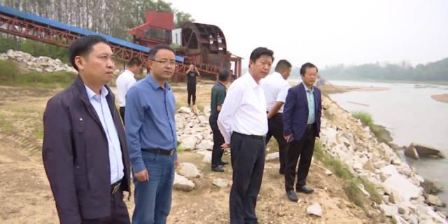 河南省信陽市羅山縣書記許遠福開展巡河并檢查縣石材園區綜合整治工作