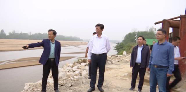 河南省信陽市羅山縣書記許遠福開展巡河并檢查縣石材園區綜合整治工作