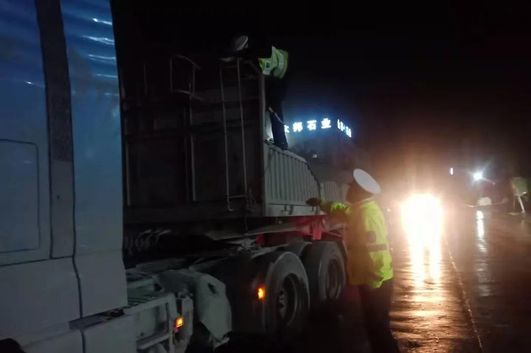 湖北麻城成立專班整治石材產(chǎn)業(yè)貨運車輛，6家企業(yè)被下達責令整改通知書