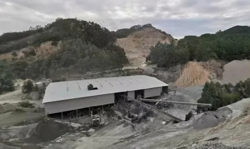 福建泉州磊秀石材涂嶺礦山照證到期本應(yīng)復(fù)墾復(fù)綠，為何仍晝夜釆挖