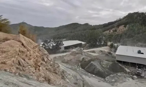 福建泉州磊秀石材涂嶺礦山照證到期本應(yīng)復(fù)墾復(fù)綠，為何仍晝夜釆挖