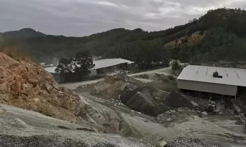 福建泉州磊秀石材涂嶺礦山照證到期本應(yīng)復(fù)墾復(fù)綠，為何仍晝夜釆挖