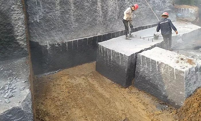 四川宜賓興文縣：以商招商，做強石材產業，附礦山圖片