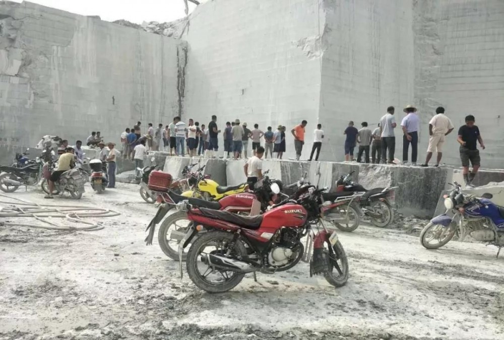 內(nèi)蒙古寧城縣某石場發(fā)料排序表，買荒料要排隊(duì)了，又要重現(xiàn)搶荒料了？附寧城紅欣賞！