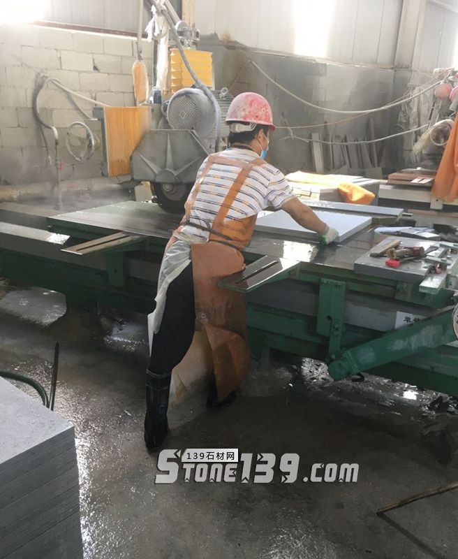 去年五一石材廠招了個“傻工人”，現在怎么樣了？