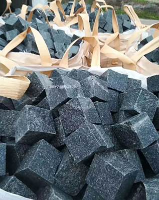 花崗巖地鋪:冰裂紋vs馬蹄石,哪種鋪裝效果好看?