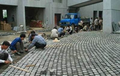 花崗巖地鋪:冰裂紋vs馬蹄石,哪種鋪裝效果好看?