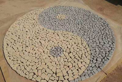 花崗巖地鋪:冰裂紋vs馬蹄石,哪種鋪裝效果好看?