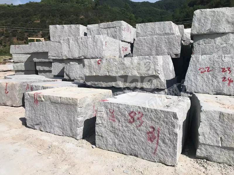 【恒泰吉石材】經(jīng)營泰寧珍珠蘭（福建藍(lán)寶石）、五彩紅、自有大型礦山