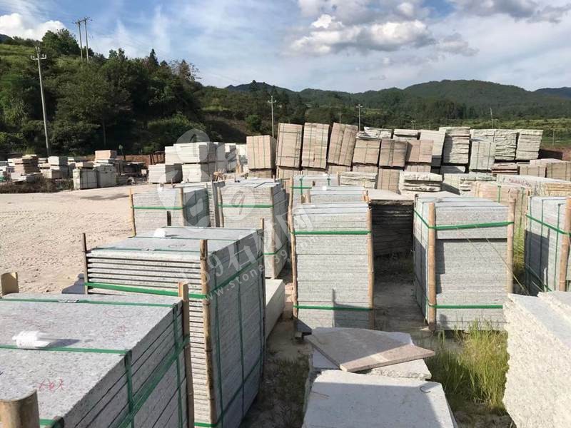 【恒泰吉石材】經(jīng)營泰寧珍珠蘭（福建藍(lán)寶石）、五彩紅、自有大型礦山