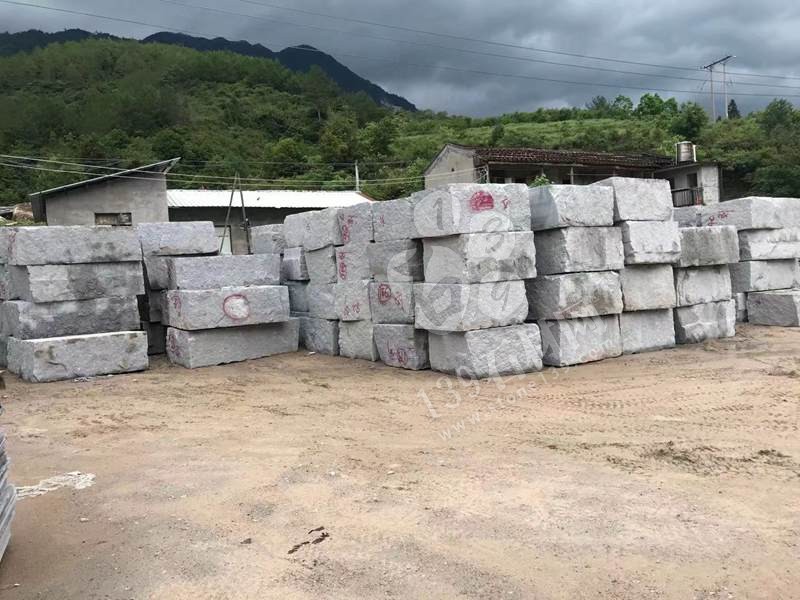 【恒泰吉石材】經(jīng)營泰寧珍珠蘭（福建藍(lán)寶石）、五彩紅、自有大型礦山