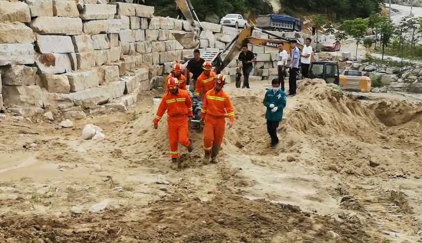 【石材運輸】河南羅山一石材廠發生交通事故，司機多處骨折！