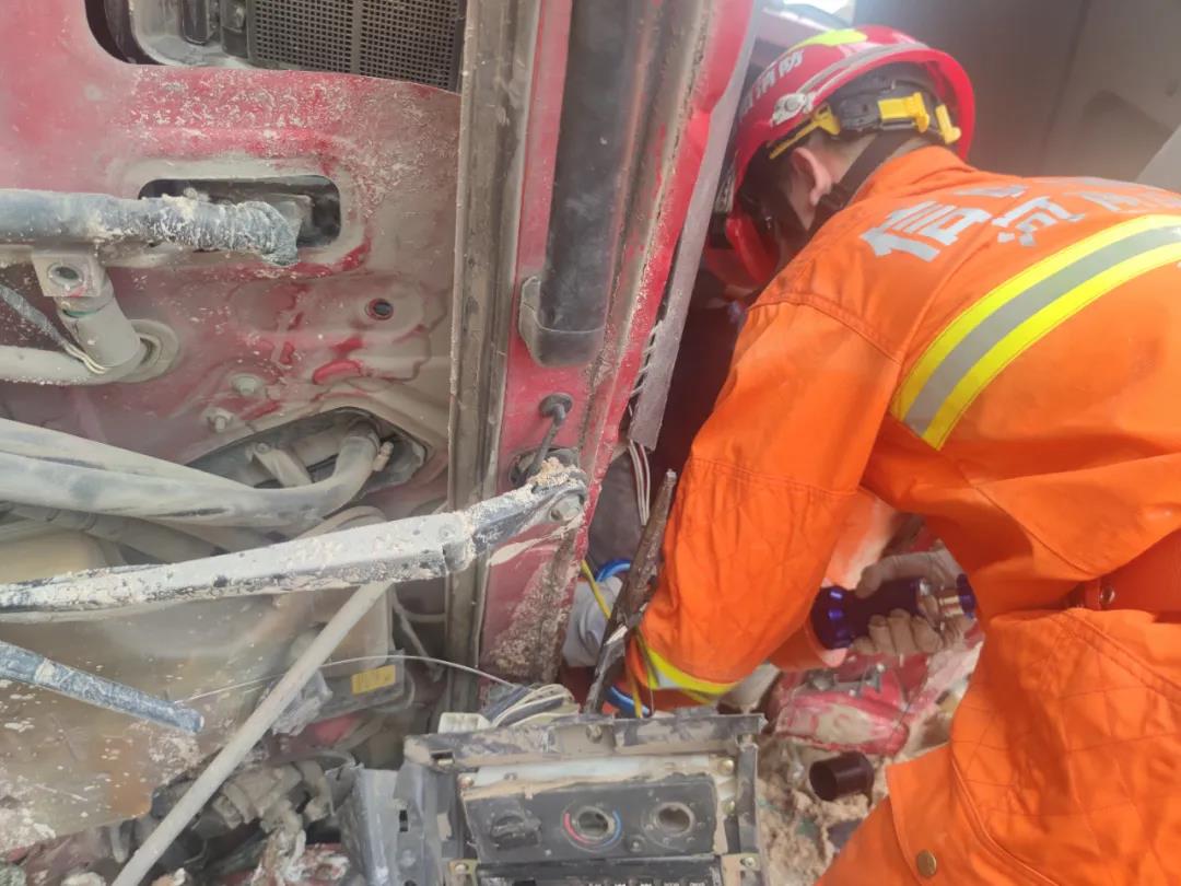 【石材運輸】河南羅山一石材廠發生交通事故，司機多處骨折！