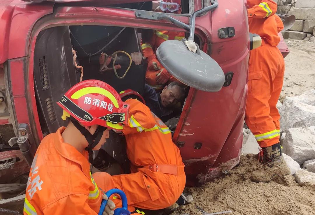 【石材運輸】河南羅山一石材廠發生交通事故，司機多處骨折！