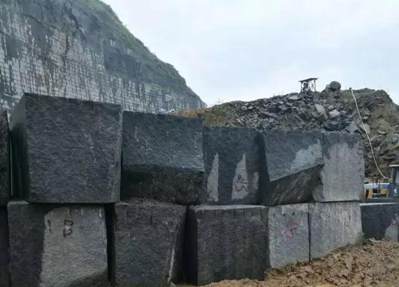 廣西賀州市鐘山工業園區，芝麻黑石材產區（鐘山青）花崗巖資源豐富！