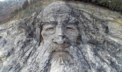 湖北“變廢為寶”,花2.5億改廢棄采石場,建成我國最大山體雕像,當地人:很有意義