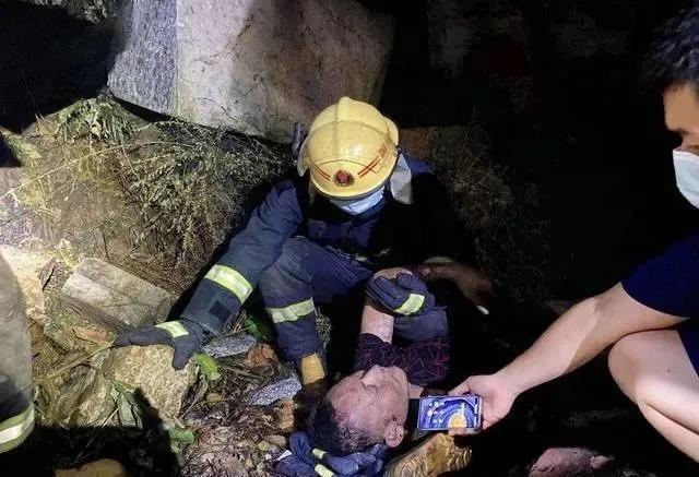 【石材運輸安全第一】麻城白鴨山1拉石材大貨車翻車，貨車起火，司機身受重傷