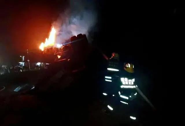 【石材運輸安全第一】麻城白鴨山1拉石材大貨車翻車，貨車起火，司機身受重傷