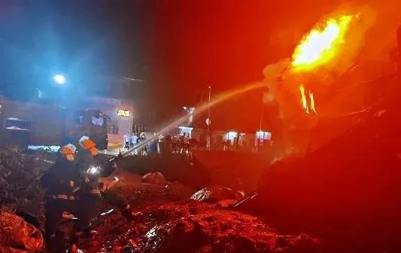 【石材運輸安全第一】麻城白鴨山1拉石材大貨車翻車，貨車起火，司機身受重傷