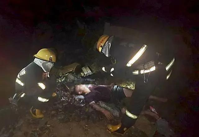 【石材運輸安全第一】麻城白鴨山1拉石材大貨車翻車，貨車起火，司機身受重傷