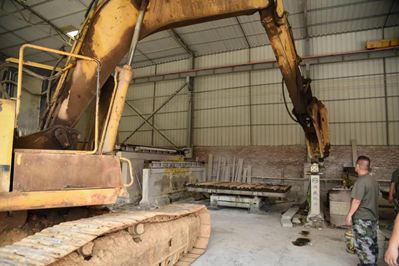 重拳出擊！南安市石井鎮(zhèn)開(kāi)展石材企業(yè)污染整治行動(dòng)，對(duì)三無(wú)石材廠機(jī)臺(tái)進(jìn)行破壞處理