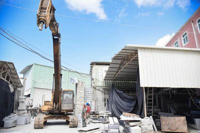 重拳出擊！南安市石井鎮(zhèn)開(kāi)展石材企業(yè)污染整治行動(dòng)，對(duì)三無(wú)石材廠機(jī)臺(tái)進(jìn)行破壞處理