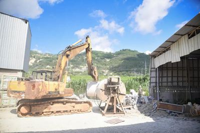 重拳出擊！南安市石井鎮(zhèn)開(kāi)展石材企業(yè)污染整治行動(dòng)，對(duì)三無(wú)石材廠機(jī)臺(tái)進(jìn)行破壞處理