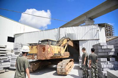 重拳出擊！南安市石井鎮(zhèn)開(kāi)展石材企業(yè)污染整治行動(dòng)，對(duì)三無(wú)石材廠機(jī)臺(tái)進(jìn)行破壞處理