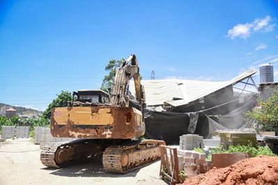 重拳出擊！南安市石井鎮(zhèn)開(kāi)展石材企業(yè)污染整治行動(dòng)，對(duì)三無(wú)石材廠機(jī)臺(tái)進(jìn)行破壞處理