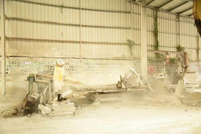 重拳出擊！南安市石井鎮(zhèn)開(kāi)展石材企業(yè)污染整治行動(dòng)，對(duì)三無(wú)石材廠機(jī)臺(tái)進(jìn)行破壞處理