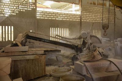 重拳出擊！南安市石井鎮(zhèn)開(kāi)展石材企業(yè)污染整治行動(dòng)，對(duì)三無(wú)石材廠機(jī)臺(tái)進(jìn)行破壞處理