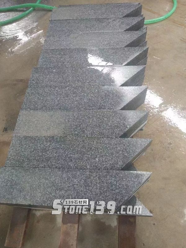 【鐘山大枋石業(yè)】經(jīng)營廣西芝麻黑654毛光板、樹池石、水溝蓋板、馬蹄石、園林環(huán)境等異形石材