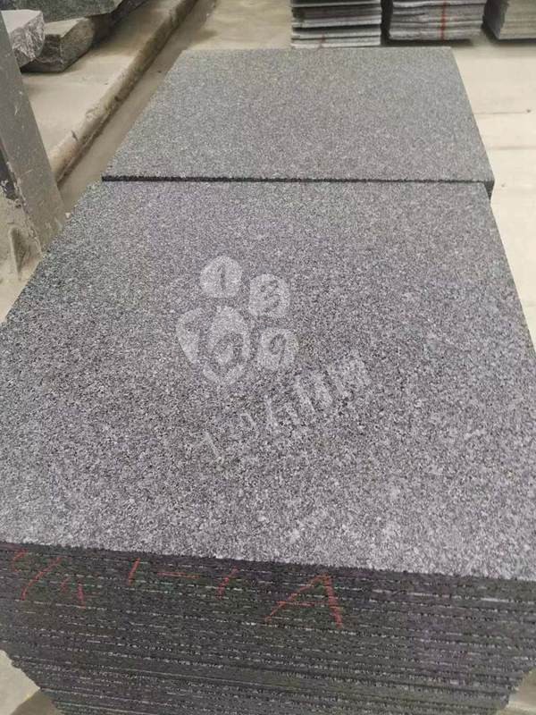 【鐘山大枋石業(yè)】經(jīng)營廣西芝麻黑654毛光板、樹池石、水溝蓋板、馬蹄石、園林環(huán)境等異形石材