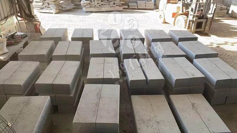 【鐘山大枋石業(yè)】經(jīng)營廣西芝麻黑654毛光板、樹池石、水溝蓋板、馬蹄石、園林環(huán)境等異形石材