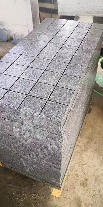 【鐘山大枋石業(yè)】經(jīng)營廣西芝麻黑654毛光板、樹池石、水溝蓋板、馬蹄石、園林環(huán)境等異形石材