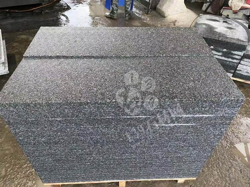 【鐘山大枋石業(yè)】經(jīng)營廣西芝麻黑654毛光板、樹池石、水溝蓋板、馬蹄石、園林環(huán)境等異形石材