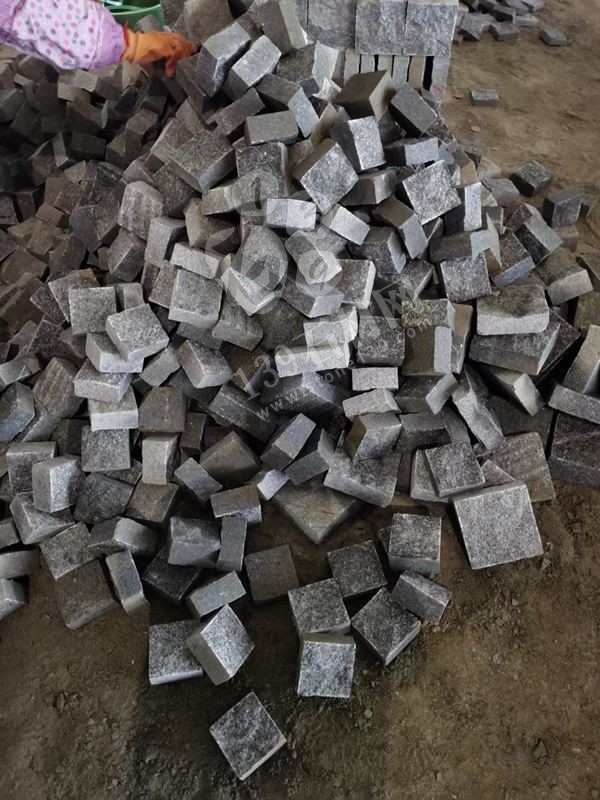 鐘山瑞全石材工藝廠主營鐘山青、路沿石、馬蹄石、欄桿欄板、石球異形、以及石桌等石材家具