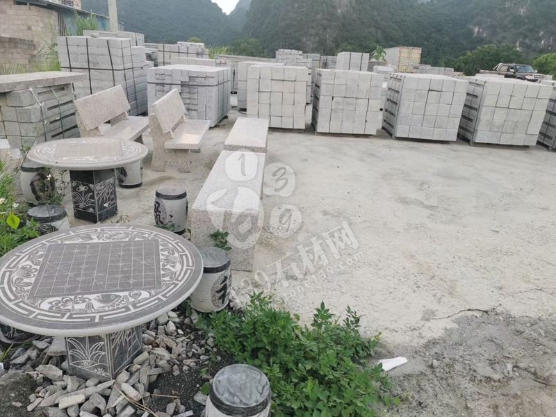 鐘山瑞全石材工藝廠主營鐘山青、路沿石、馬蹄石、欄桿欄板、石球異形、以及石桌等石材家具