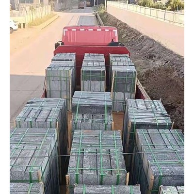 路沿石裝車發工地