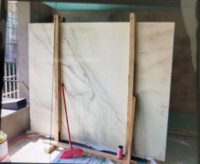 在水頭花1.5萬買的背景墻，他卻“賣”出6萬多，還被采取刑事強(qiáng)制措施