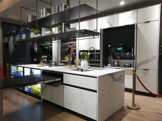 晏輝：巖板價格越來越低，啥原因？