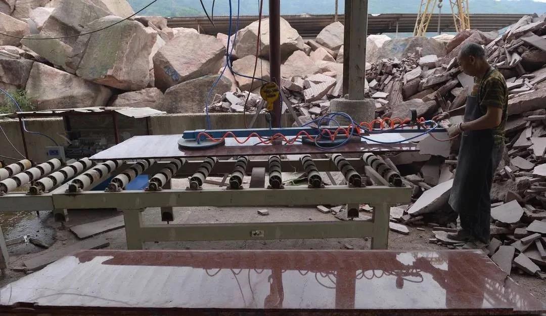 “石材王國”四川滎經(jīng)，叫響“紅軍紅”石材產(chǎn)業(yè)“1234”轉(zhuǎn)型發(fā)展之路