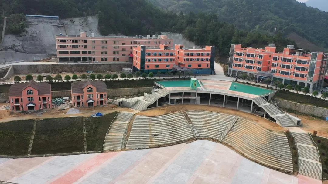 廣西廢棄礦山變身“足球小鎮”，預計實現營收20億元