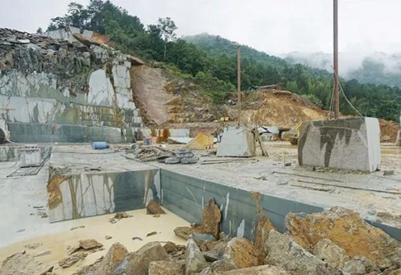 廣西青石桂林龍勝縣輝綠巖石材礦山及超大荒料欣賞！