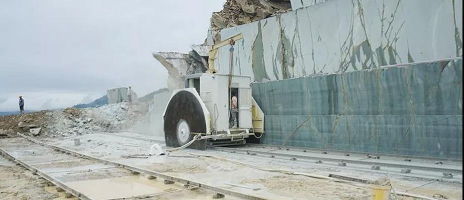 廣西青石桂林龍勝縣輝綠巖石材礦山及超大荒料欣賞！