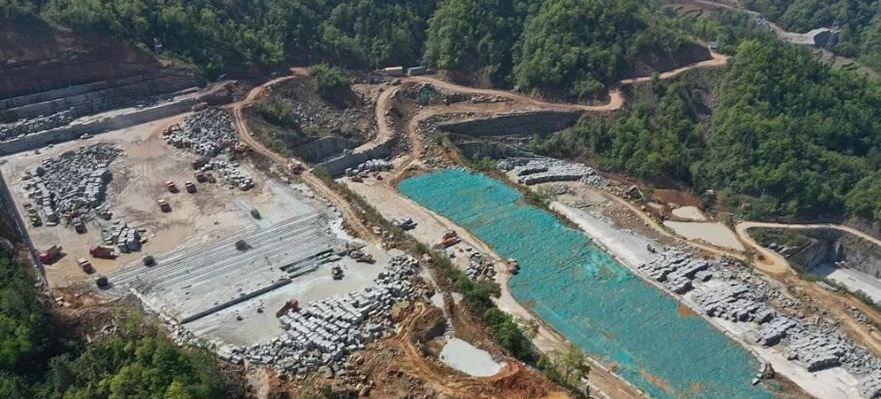 四川萬(wàn)源青石礦山開(kāi)采現(xiàn)場(chǎng)實(shí)拍圖