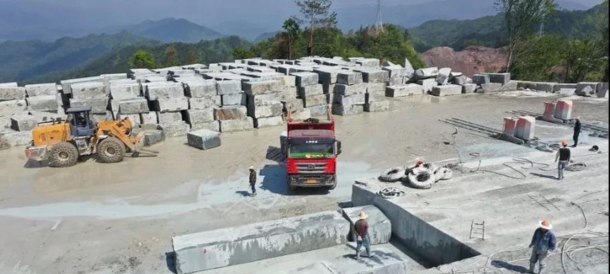 四川萬(wàn)源青石礦山開(kāi)采現(xiàn)場(chǎng)實(shí)拍圖