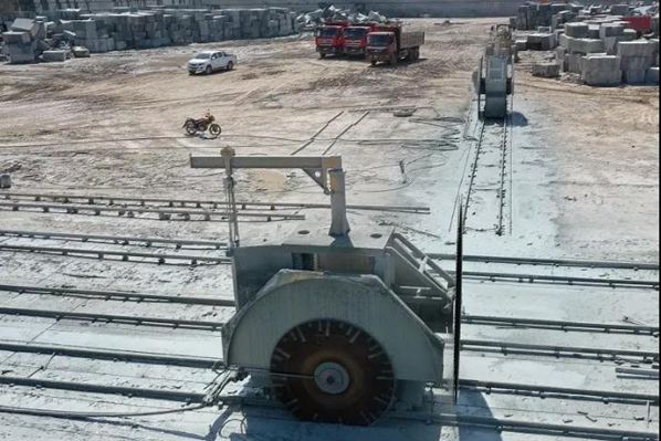 四川萬(wàn)源青石礦山開(kāi)采現(xiàn)場(chǎng)實(shí)拍圖