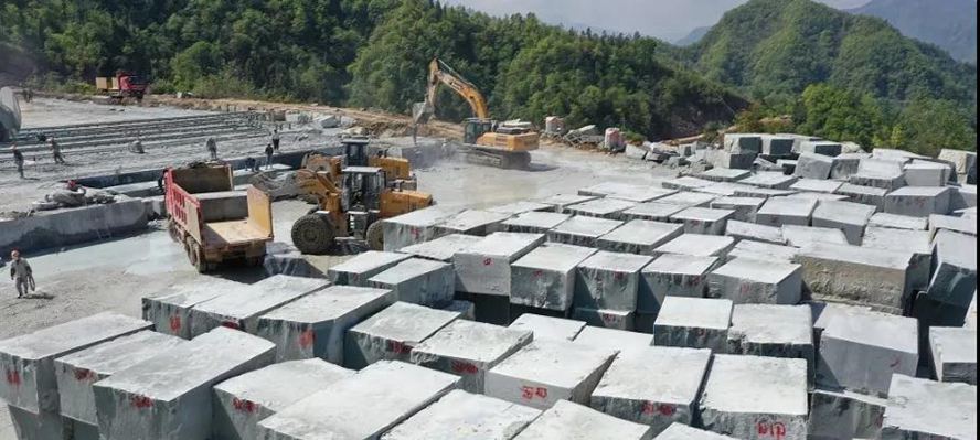 四川萬(wàn)源青石礦山開(kāi)采現(xiàn)場(chǎng)實(shí)拍圖